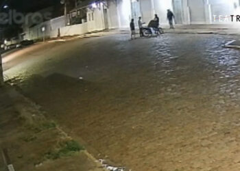 Homofobia: Após beijar companheiro, rapaz é espancado na esplanada; veja vídeo