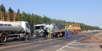 Colisão frontal na MS-377 deixa veículos incendiados em Inocência