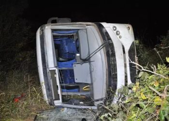 Ônibus com alunos de escolinha de futebol capota em Paraíso das Águas Ônibus com alunos de escolinha de futebol capota em Paraíso das Águas