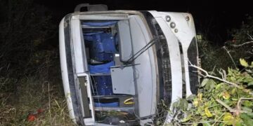 Ônibus com alunos de escolinha de futebol capota em Paraíso das Águas