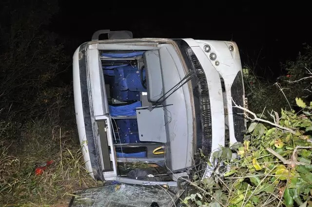 Ônibus com alunos de escolinha de futebol capota em Paraíso das Águas