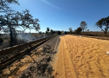 Explosão na BR-267 mata pelo menos 2 em colisão envolvendo carreta e caminhão-tanque Explosão na BR-267 mata pelo menos 2 em colisão envolvendo carreta e caminhão-tanque