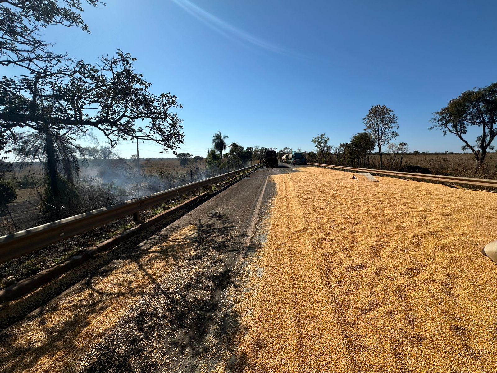Explosão na BR-267 mata pelo menos 2 em colisão envolvendo carreta e caminhão-tanque