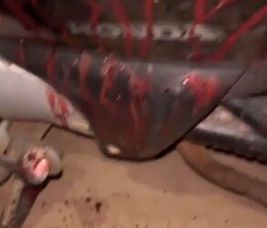 Fugindo ensanguentada, mulher de moto procura socorro após ser esfaqueada pelo companheiro