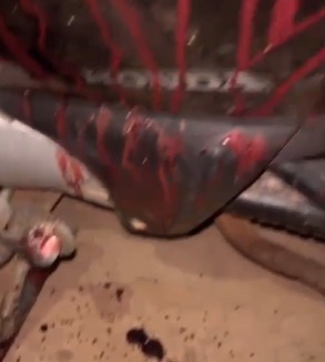 Fugindo ensanguentada, mulher de moto procura socorro após ser esfaqueada pelo companheiro