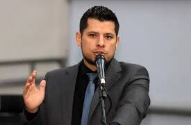 Tiago Vargas é condenado a pagar R$ 20 mil por expor mulher com pelos na axila