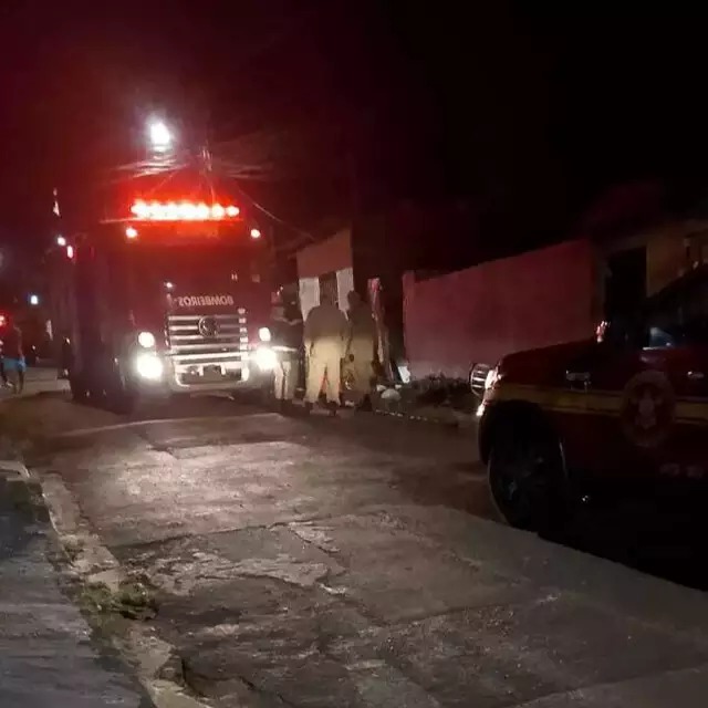 Corpo carbonizado em casa abandonada foi vítima de homicídio