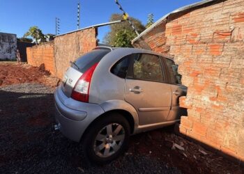 Mal súbito faz idosa perder controle de carro e derrubar muro de academia em Nova Andradina