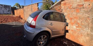 Mal súbito faz idosa perder controle de carro e derrubar muro de academia em Nova Andradina