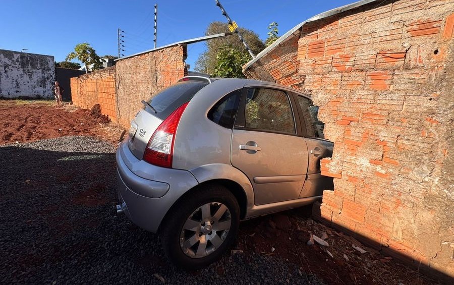 Mal súbito faz idosa perder controle de carro e derrubar muro de academia em Nova Andradina