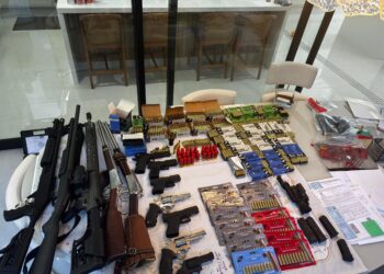 PF apreende armas, pedras preciosas e R$ 100 mil em operação contra desvio no SUS em Selvíria