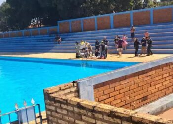 Morre adolescente que se afogou ao pular em piscina de clube