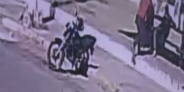 Vídeo: Execução em ponto de ônibus no Centro de Corumbá é flagrada por câmera