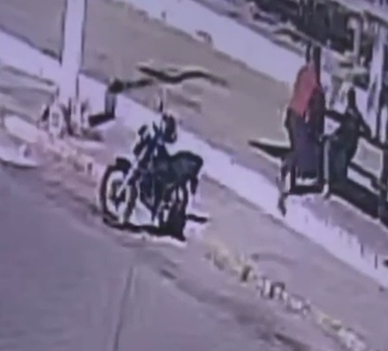 Vídeo: Execução em ponto de ônibus no Centro de Corumbá é flagrada por câmera