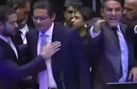 Camila Jara é alvo de ameaças após empurrão em Nikolas Ferreira durante tumulto na Câmara