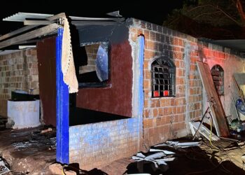 Vídeo: três crianças confirmam denúncias contra vizinho por abuso sexual; população queimou a casa dele 