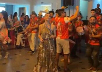 Soraya mostra samba no pé no lançamento do enredo da Igrejinha em sua homenagem 