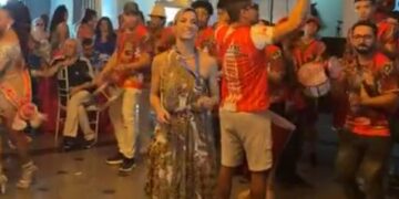 Soraya mostra samba no pé no lançamento do enredo da Igrejinha em sua homenagem 