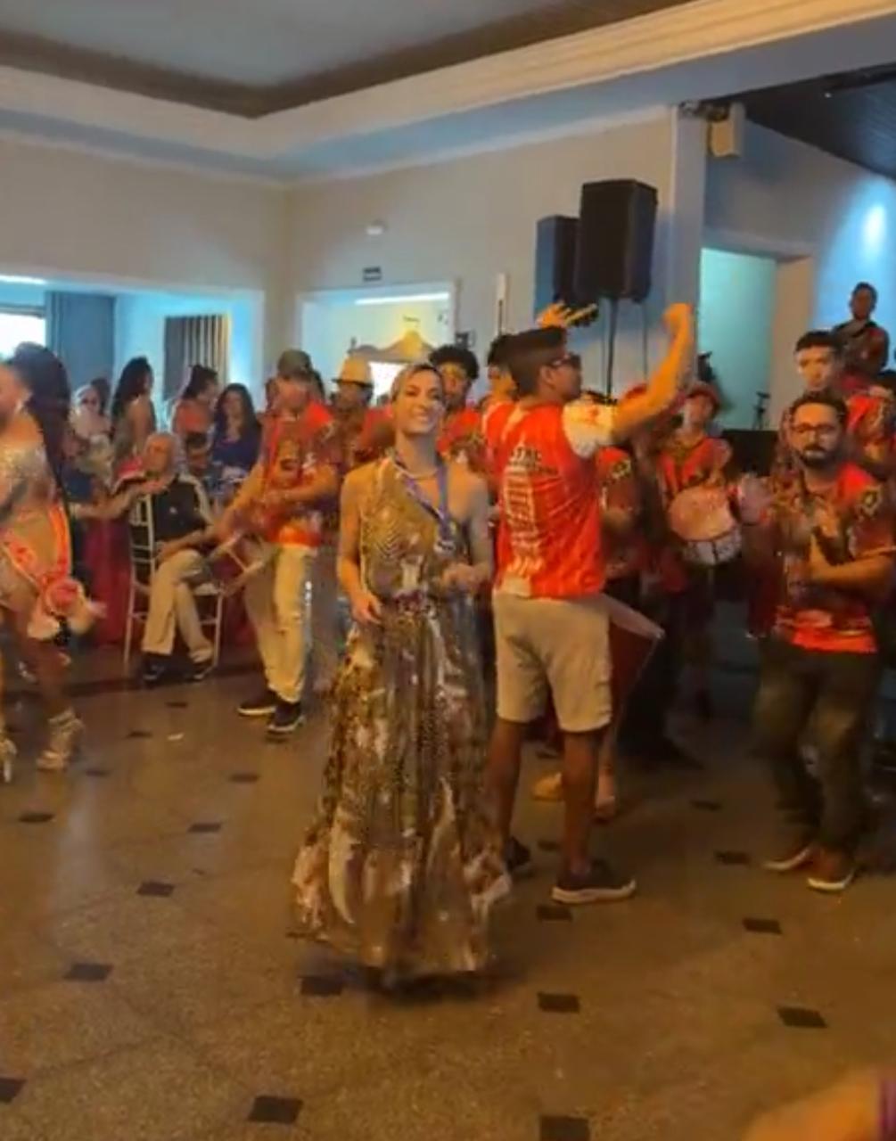 Soraya mostra samba no pé no lançamento do enredo da Igrejinha em sua homenagem 