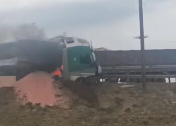 Vídeo: Carretas colidem de frente e motorista morre carbonizado na BR-262 em Campo Grande Vídeo: Carretas colidem de frente e motorista morre carbonizado na BR-262 em Campo Grande