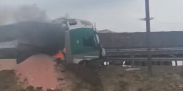 Vídeo: Carretas colidem de frente e motorista morre carbonizado na BR-262 em Campo Grande