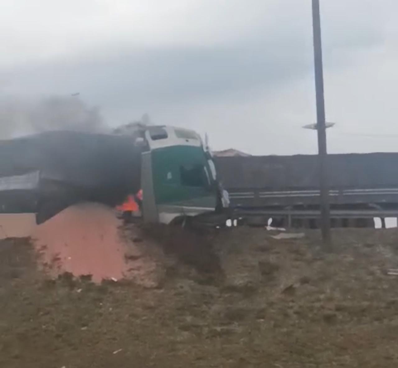 Vídeo: Carretas colidem de frente e motorista morre carbonizado na BR-262 em Campo Grande