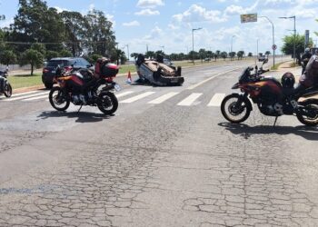 Carro capota após atingir Kombi na Avenida Duque de Caxias