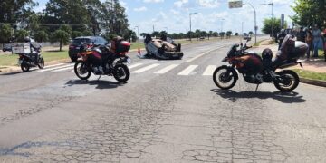 Carro capota após atingir Kombi na Avenida Duque de Caxias