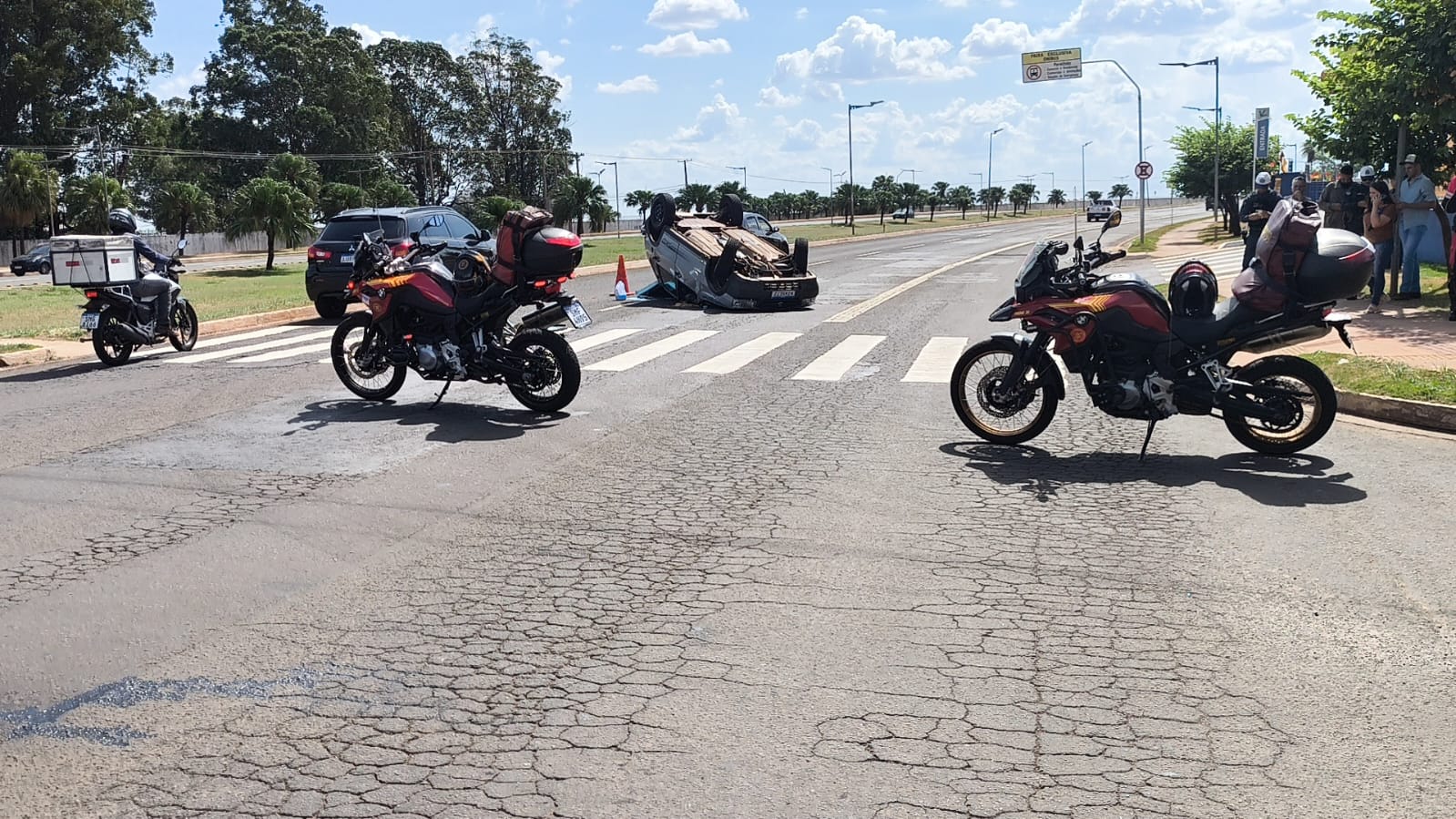 Carro capota após atingir Kombi na Avenida Duque de Caxias