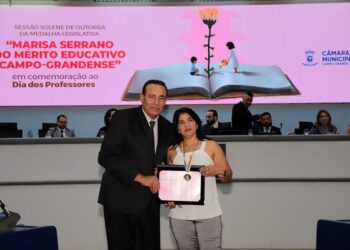 Em reconhecimento aos educadores da Capital, vereador Carlão entrega Medalha Legislativa aos professores Cláudia Vilela e Alex da Costa