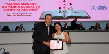 Em reconhecimento aos educadores da Capital, vereador Carlão entrega Medalha Legislativa aos professores Cláudia Vilela e Alex da Costa