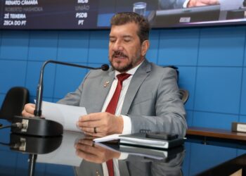 Pedro Kemp cobra Riedel: “Professor convocado não pode ganhar quase metade do salário do efetivo”