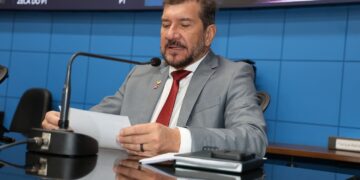 Pedro Kemp cobra Riedel: “Professor convocado não pode ganhar quase metade do salário do efetivo”