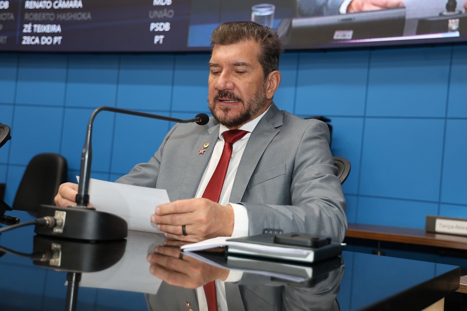 Pedro Kemp cobra Riedel: “Professor convocado não pode ganhar quase metade do salário do efetivo”
