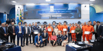 Papy homenageia socorristas dos Bombeiros e do SAMU por salvarem de menino de grave engasgado sem sequelas