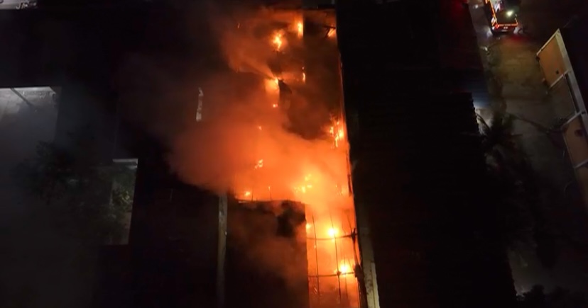 Incêndio destrói distribuidora de lubrificantes no Jardim América Incêndio destrói distribuidora de lubrificantes no Jardim América