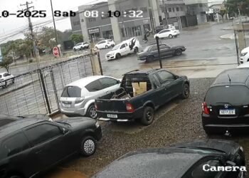 Motociclista é lançado sobre carro e fica gravemente ferido em Campo Grande