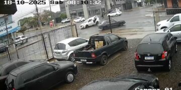 Motociclista é lançado sobre carro e fica gravemente ferido em Campo Grande