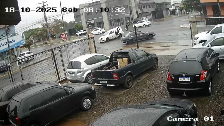 Motociclista é lançado sobre carro e fica gravemente ferido em Campo Grande