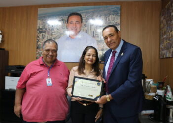 Carlão congratula os empresários Tomiyo Zumilka e Josemar Ferreira destacando contribuição para o desenvolvimento econômico local