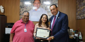 Carlão congratula os empresários Tomiyo Zumilka e Josemar Ferreira destacando contribuição para o desenvolvimento econômico local