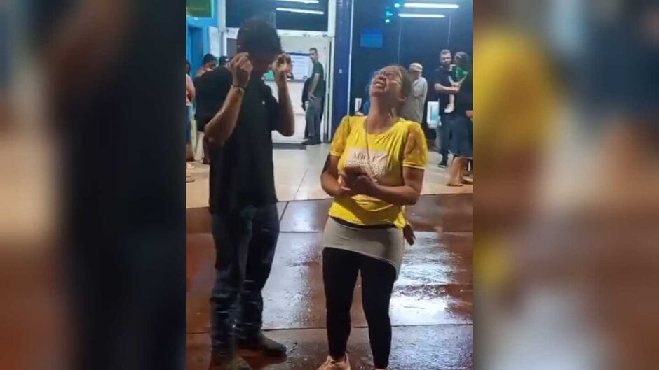 Imagens mostram desespero de mãe de jovem que morreu após suspeita de intoxicação em Campo Grande 