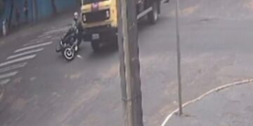Vídeo: Mulher morre após caminhão avançar preferencial e atingir moto na região das Moreninhas
