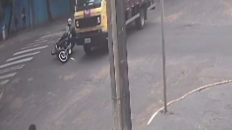 Vídeo: Mulher morre após caminhão avançar preferencial e atingir moto na região das Moreninhas
