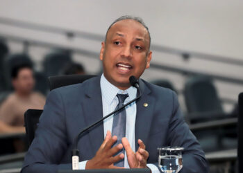 Junior Coringa solicita limpeza de praças e manutenção de iluminação pública em bairros da Capital