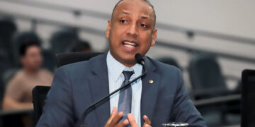 Junior Coringa solicita limpeza de praças e manutenção de iluminação pública em bairros da Capital