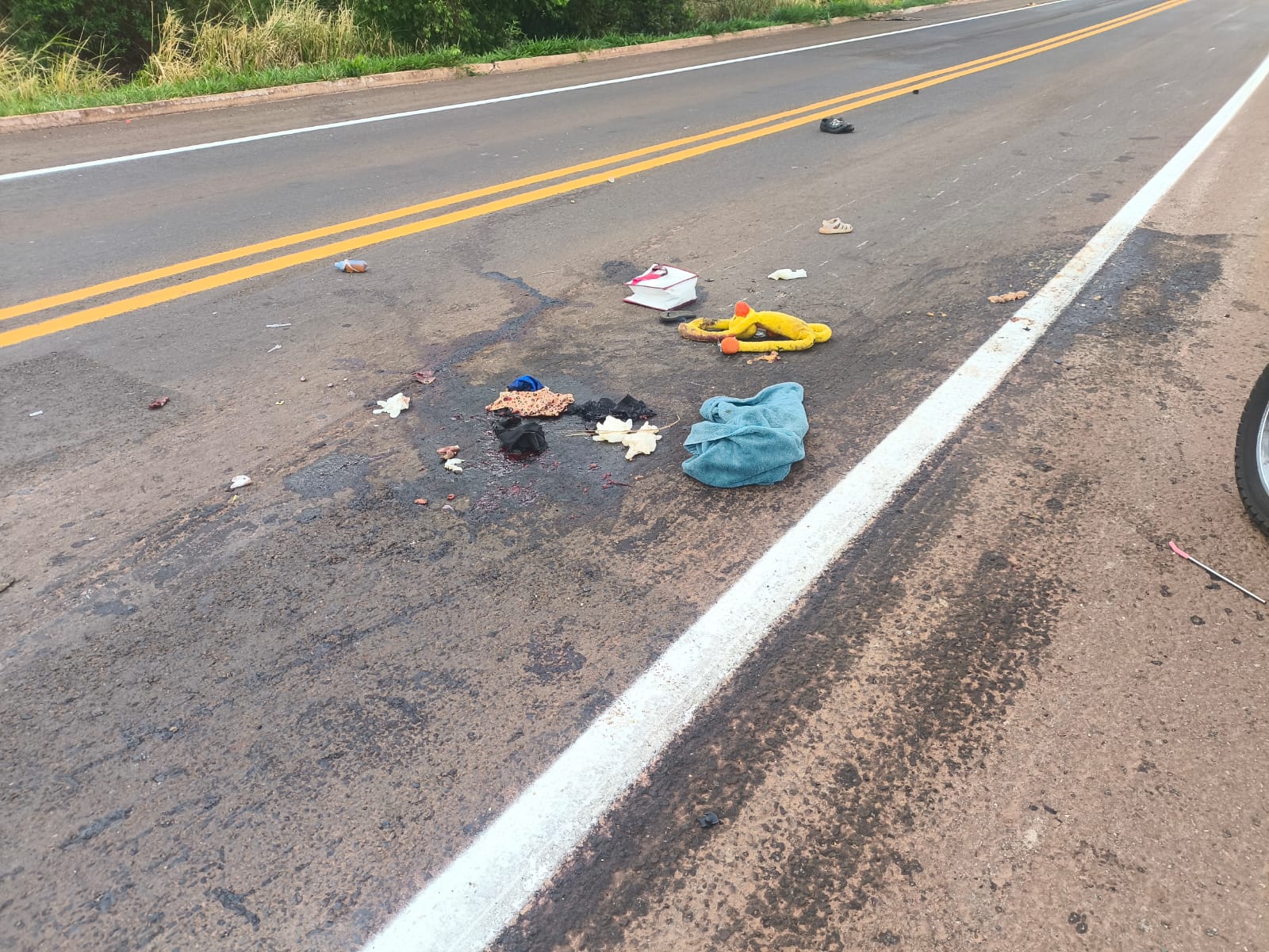 Mulher tem perna esmagada em colisão entre moto e carreta no Macroanel de Campo Grande