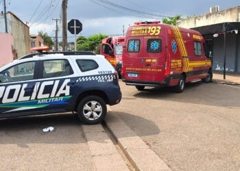Homem tropeça com barras de ferro e fica gravemente ferido no pescoço