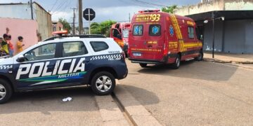 Homem tropeça com barras de ferro e fica gravemente ferido no pescoço