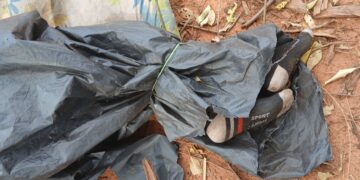 Corpo é achado enrolado em lona preta no Paraguai